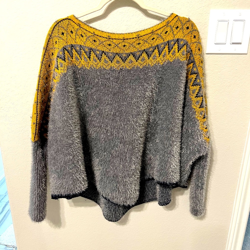 Gray/yellow sweater